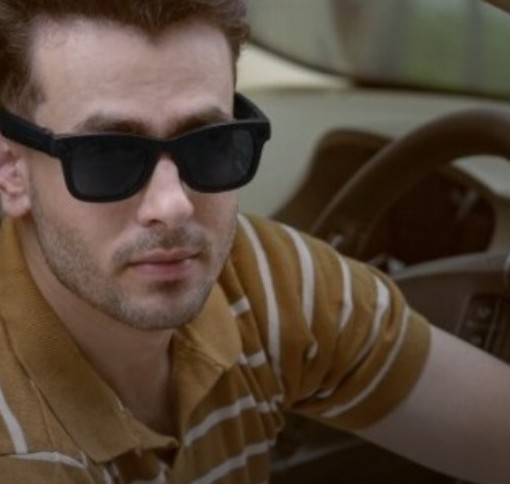 Mondra worn behind the wheel